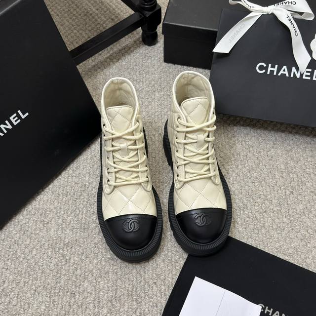代购级 Chanel 24Ss 早秋 专柜新款马丁靴 天花板顶级品质 这款靴子真的是小个子福星，厚底5Cma 更精致一点 菱格鞋面 鞋头的暗花logo还有后跟的