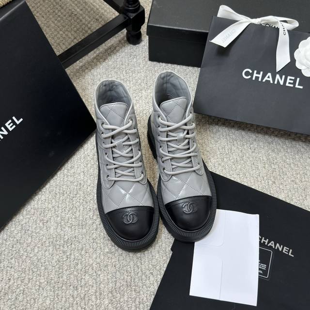 代购级 Chanel 24Ss 早秋 专柜新款马丁靴 天花板顶级品质 这款靴子真的是小个子福星，厚底5Cma 更精致一点 菱格鞋面 鞋头的暗花logo还有后跟的