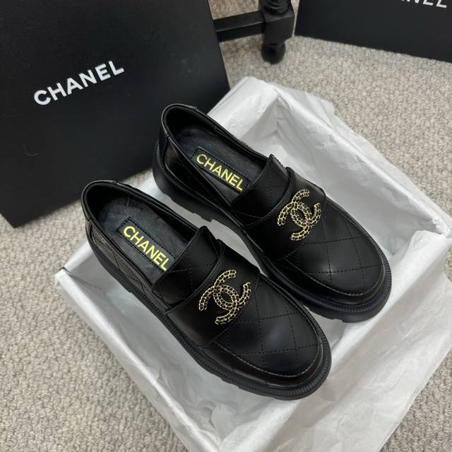 代购级 2054新品chanel香奈儿厚底字母logo 乐福鞋 香家这款乐福上脚非常大气，个性十足，我当成经典款开打，非常重视，必须做到最好。 原版开发了几个月
