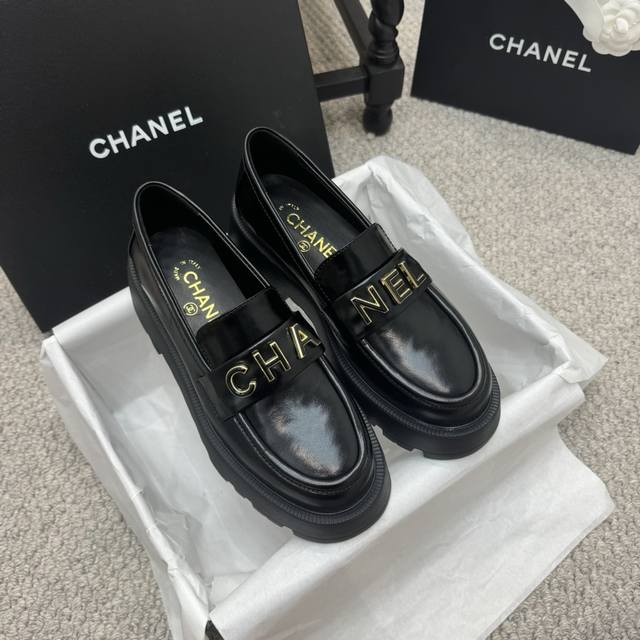 代购级 2054新品chanel香奈儿厚底字母logo 乐福鞋 香家这款乐福上脚非常大气，个性十足，我当成经典款开打，非常重视，必须做到最好。 原版开发了几个月