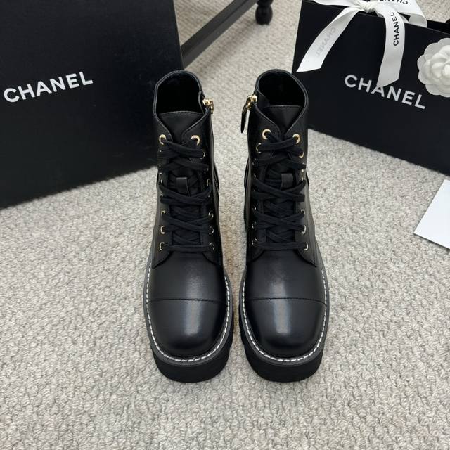 代购级 Chanel 香奈儿 24Ss 小香秋冬走秀靴 超级好看，又轻，又增高。谁穿谁超模，少女们的心头爱真的是帅气时尚的代表 靴筒五金字母点缀 低调不失奢华！