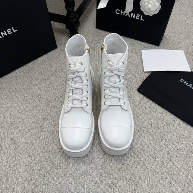 代购级 Chanel 香奈儿 24Ss 小香秋冬走秀靴 超级好看，又轻，又增高。谁穿谁超模，少女们的心头爱真的是帅气时尚的代表 靴筒五金字母点缀 低调不失奢华！