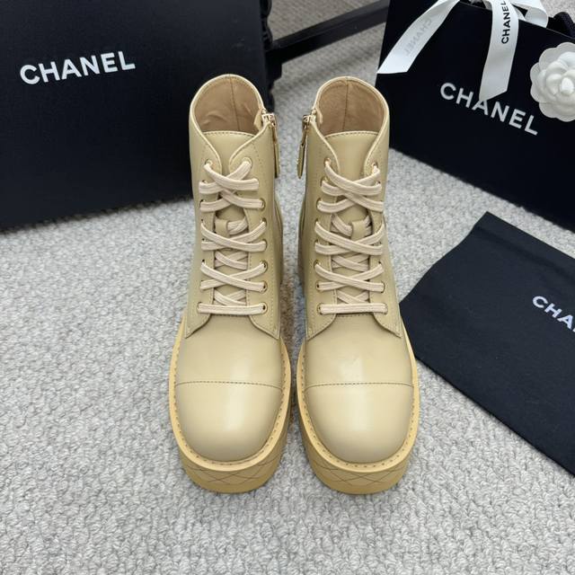 代购级 Chanel 香奈儿 24Ss 小香秋冬走秀靴 超级好看，又轻，又增高。谁穿谁超模，少女们的心头爱真的是帅气时尚的代表 靴筒五金字母点缀 低调不失奢华！