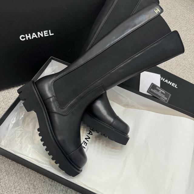 代购级 Chanel 香奈儿 24Ss 小香秋冬新款靴 真的是帅气时尚的代表 靴筒五金字母点缀 低调不失奢华！简约时尚个性又大气！ 自然流畅的美感，有种惊艳了时