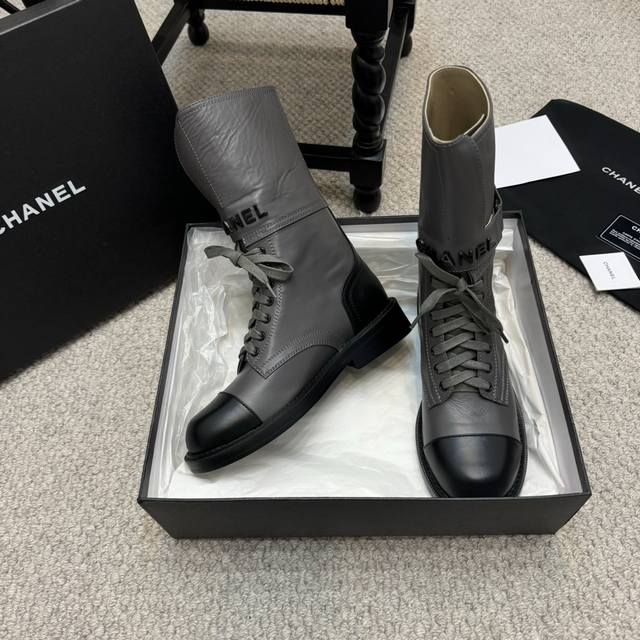 代购级 Chanel小香经典款字母骑士马丁靴..... 这一款马丁靴，真的是一鞋难求 上脚超显腿长，金色logo字母超级帅气自带高级感！ 风格偏帅美帅美的～传说