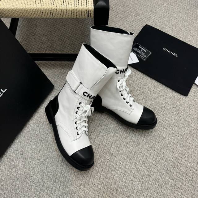 代购级 Chanel小香经典款字母骑士马丁靴..... 这一款马丁靴，真的是一鞋难求 上脚超显腿长，金色logo字母超级帅气自带高级感！ 风格偏帅美帅美的～传说