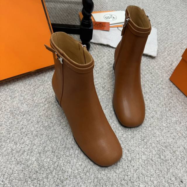 代购级高版本 Herme* H家24秋冬新款爱马*牛皮高跟jill 60及踝中筒靴 短靴 顶级原单版市面最高版本 精选上乘头层丝绸小牛皮，细腻质感透着不言而喻的