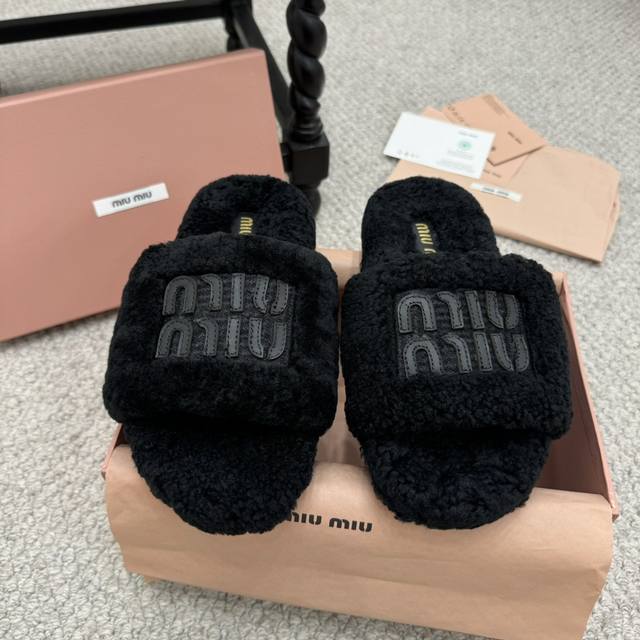 代购级 Miumiu 新款刺绣羊毛拖鞋，1:1开模秒杀市场一切版本欧美名媛明星、网红的大爱款！ 面料：欧洲进口a级羊毛 与原版一致满鞋全部采用纯羊毛 鞋面和垫脚