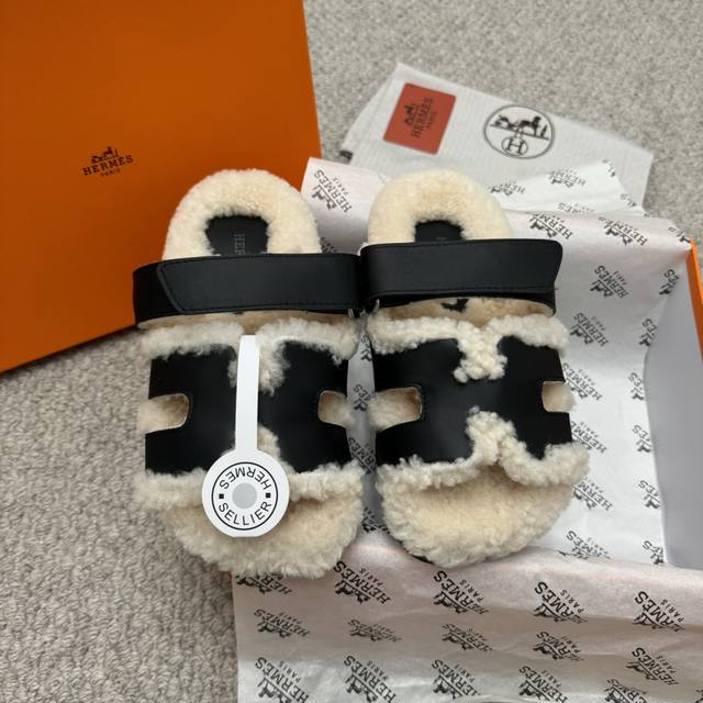 代购级 Hermes 爱马经典爆款二舅羊毛拖升级版本新色上脚真的太可爱了 ！ 真的是炒鸡有质感，上档次的拖鞋啦穿上就是rich Girl。今年的楦型、皮料、透染
