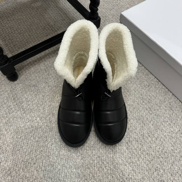 Zp级 Brunello Cucinelli 羊羔毛包子靴 Bc有着原汁原味意大利奢侈审美dna，以及对女性的深刻理解与苦心钻研，Open Walk Ankle