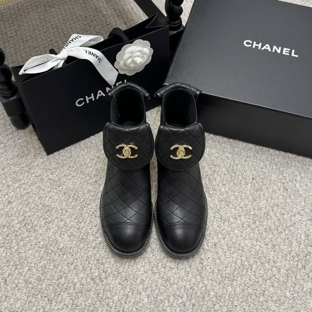 代购级高版本 Chane*香奶儿 秋冬菱格纹双c扣及踝短靴 火爆上新，这一季香家小爆款！真的一眼爱了， 无论搭配裤子卫衣或裙子都超级百搭，,越看越喜欢 鞋面：原