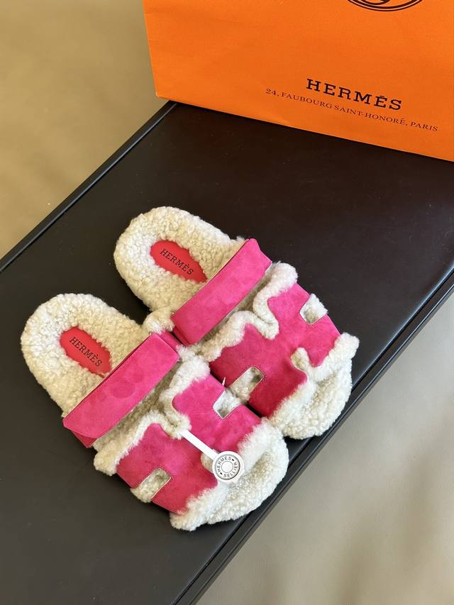 顶级版本 Herme S #皮毛一体卷糕毛二舅拖 多巴胺 麂皮系列 今年面料均选用a+皮毛一体卷糕毛 毛茸茸的 敲可爱的，踩云脚感，光脚或者搭配个袜子穿，都时髦