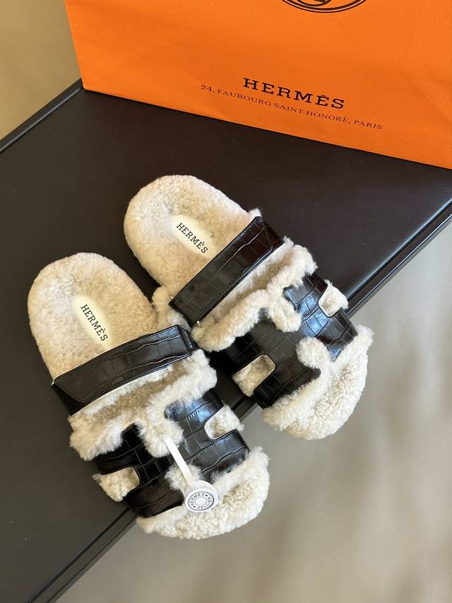 顶级版本 Herme S #皮毛一体卷糕毛二舅拖 鳄鱼纹牛皮系列 今年面料均选用a+皮毛一体卷糕毛 毛茸茸的 敲可爱的，踩云脚感，光脚或者搭配个袜子穿，都时髦的
