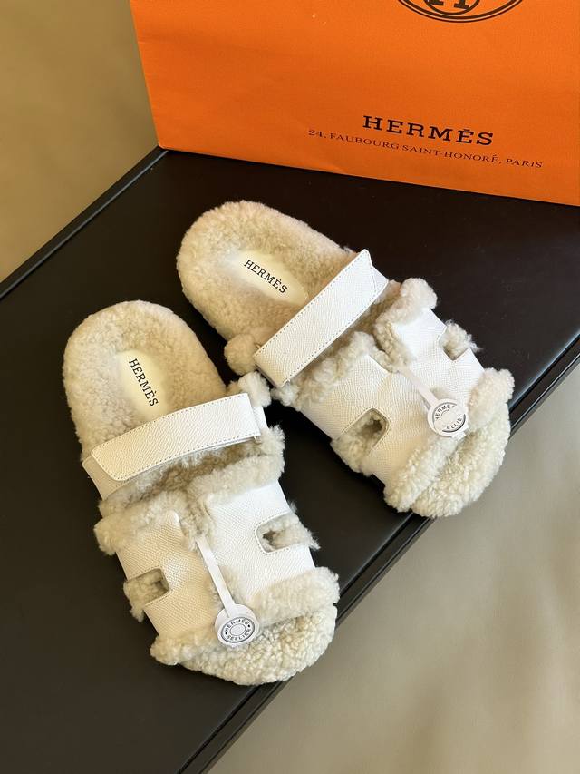 顶级版本 Herme S #皮毛一体卷糕毛二舅拖 手掌纹牛皮系列 今年面料均选用a+皮毛一体卷糕毛 毛茸茸的 敲可爱的，踩云脚感，光脚或者搭配个袜子穿，都时髦的