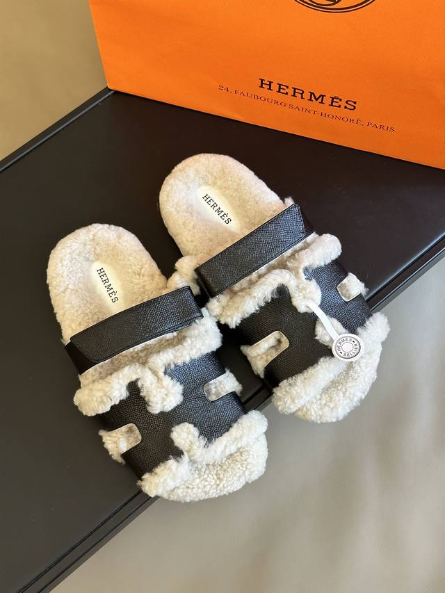 顶级版本 Herme S #皮毛一体卷糕毛二舅拖 手掌纹牛皮系列 今年面料均选用a+皮毛一体卷糕毛 毛茸茸的 敲可爱的，踩云脚感，光脚或者搭配个袜子穿，都时髦的