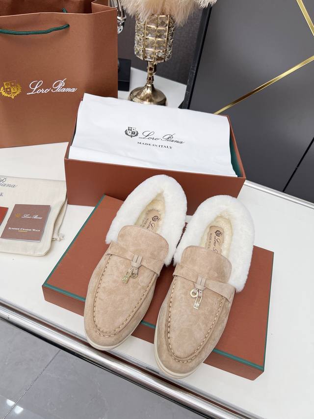 Loro Piana 诺悠翩雅秋冬毛裡款。于1924年4月24日一手创立现有的loro Piana公司。家族经营至今已是第六代，为讲求品味及对质量有要求的顾客提