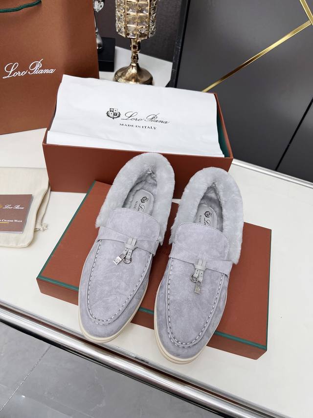 Loro Piana 诺悠翩雅秋冬毛裡款。于1924年4月24日一手创立现有的loro Piana公司。家族经营至今已是第六代，为讲求品味及对质量有要求的顾客提