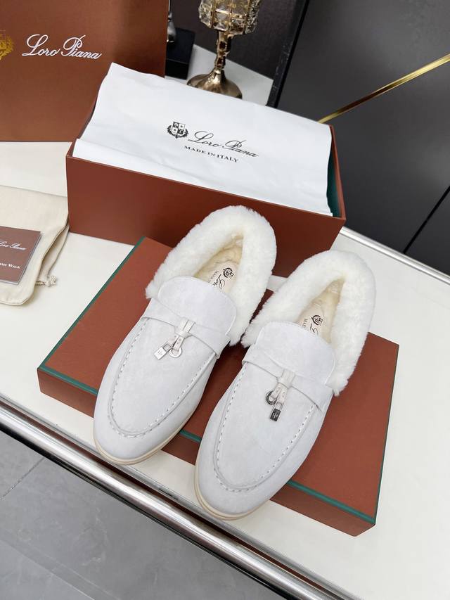 Loro Piana 诺悠翩雅秋冬毛裡款。于1924年4月24日一手创立现有的loro Piana公司。家族经营至今已是第六代，为讲求品味及对质量有要求的顾客提