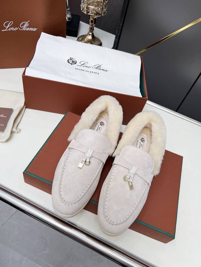 Loro Piana 诺悠翩雅秋冬毛裡款。于1924年4月24日一手创立现有的loro Piana公司。家族经营至今已是第六代，为讲求品味及对质量有要求的顾客提