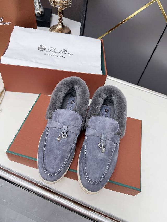 Loro Piana 诺悠翩雅秋冬毛裡款。于1924年4月24日一手创立现有的loro Piana公司。家族经营至今已是第六代，为讲求品味及对质量有要求的顾客提