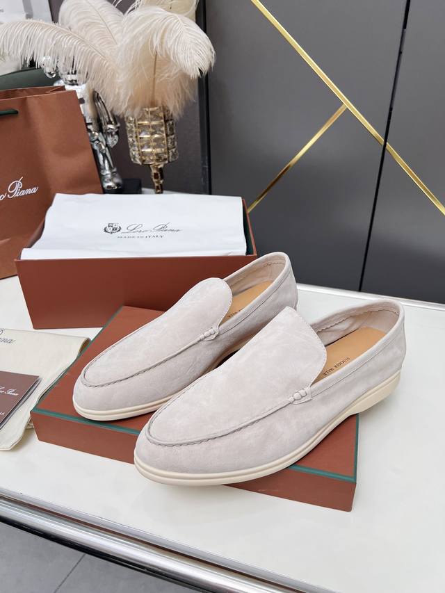 Loro Piana 诺悠翩雅四季经典款。于1924年4月24日一手创立现有的loro Piana公司。家族经营至今已是第六代，为讲求品味及对质量有要求的顾客提