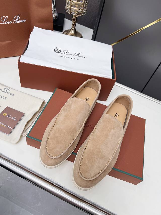 Loro Piana 诺悠翩雅四季经典款。于1924年4月24日一手创立现有的loro Piana公司。家族经营至今已是第六代，为讲求品味及对质量有要求的顾客提