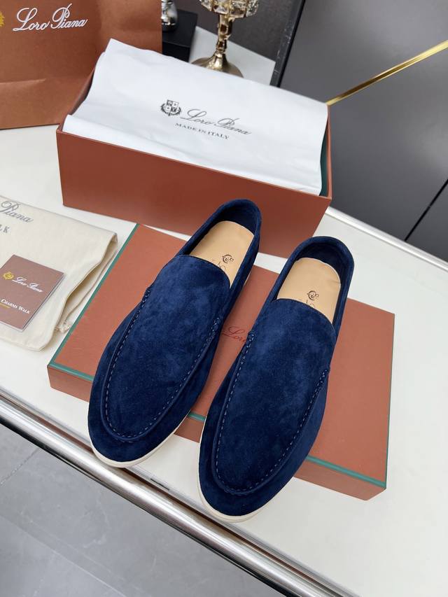 Loro Piana 诺悠翩雅四季经典款。于1924年4月24日一手创立现有的loro Piana公司。家族经营至今已是第六代，为讲求品味及对质量有要求的顾客提