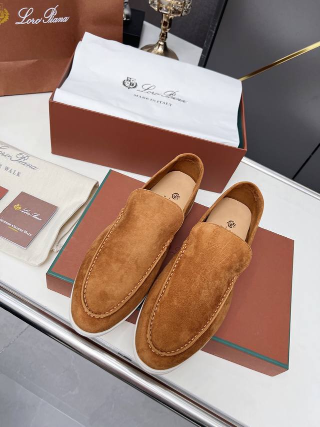 Loro Piana 诺悠翩雅四季经典款。于1924年4月24日一手创立现有的loro Piana公司。家族经营至今已是第六代，为讲求品味及对质量有要求的顾客提