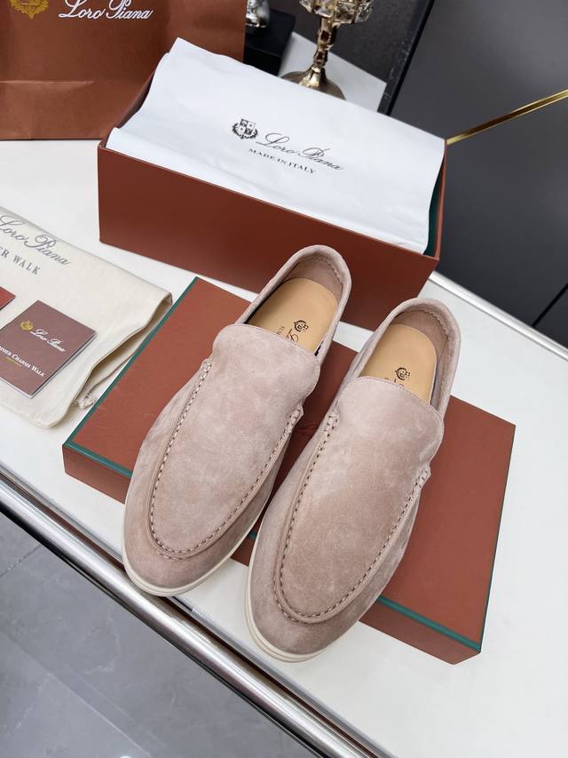 Loro Piana 诺悠翩雅四季经典款。于1924年4月24日一手创立现有的loro Piana公司。家族经营至今已是第六代，为讲求品味及对质量有要求的顾客提