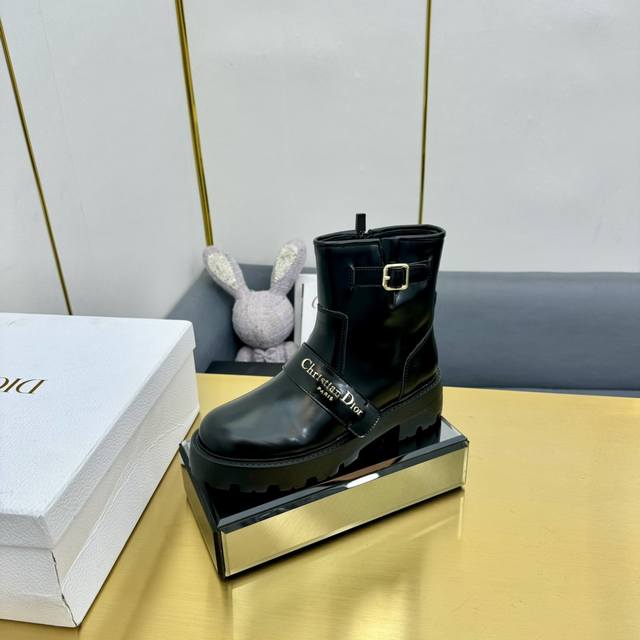 Dior Chrono 迪奥短靴. 高版本24Ss专柜新品. 原版购入. 原版开发1:1做货. 独家原版开模无色差五金件. 耀眼经典百搭cd Logo别出心栽.