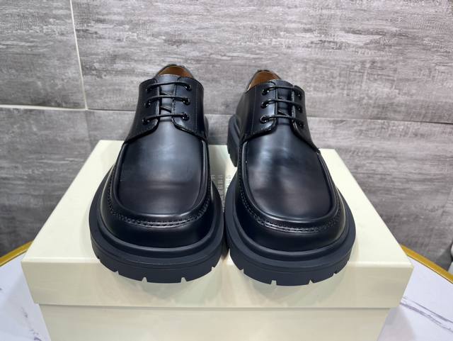 2054春秋最新款maison Margiela 的前卫没学在这款皮质系带德比鞋中得以淋漓展现，方头设计盒光泽饰面风格鲜明，单品采用厚实tpu橡胶底，Maiso
