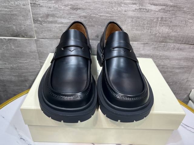 2054春秋最新款maison Margiela 的前卫没学在这款皮质德比鞋中得以淋漓展现，方头设计盒光泽饰面风格鲜明，单品采用厚实tpu橡胶底，Maison