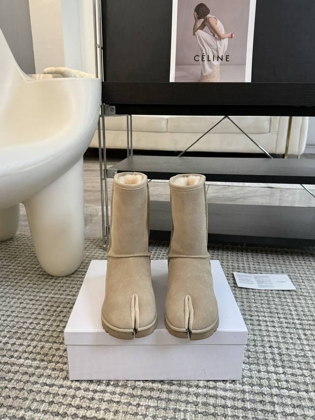 Mm6*玛吉拉分趾鞋tabi厚底毛毛鞋女秋冬季外穿高级感新款勃肯鞋一字平底拖鞋一脚蹬雪地靴棉鞋 它的绒是很细腻的 踩上去很柔软进口羊毛搭配各种颜色的袜子超时尚鞋