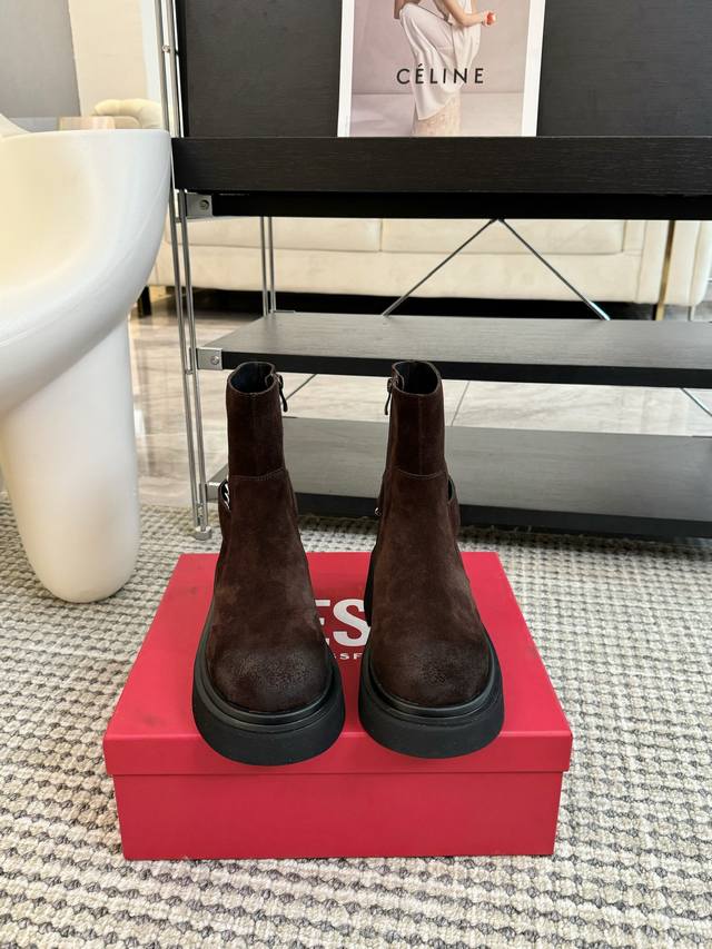 长靴 短靴 Diesel 秋冬最新极简链条中长靴 在欧美街拍中出境率超高，Ins也是火了一把，调鞋楦都调了一个月 整体线条流畅性保持跟原版一致，真的太有魅力了