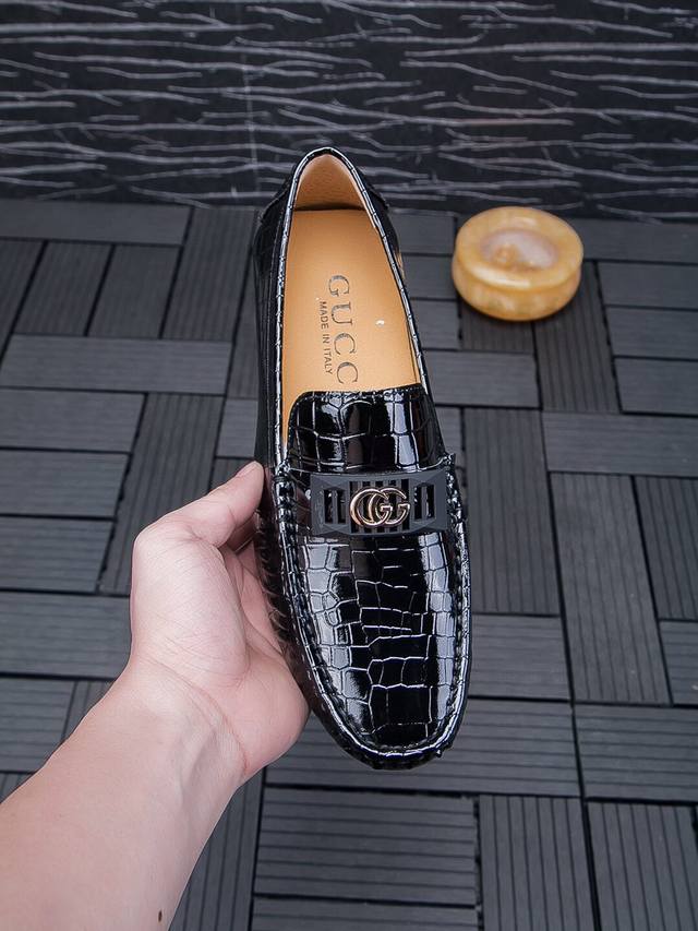 实价 ，Gucci 古奇 高版本～懒人鞋 休闲豆豆款 男士四季潮鞋，专柜同步发售，意大利进口原版品牌精选头层柔软牛皮。头层羊皮内里 拒绝脱色磨脚 原版底，由意大