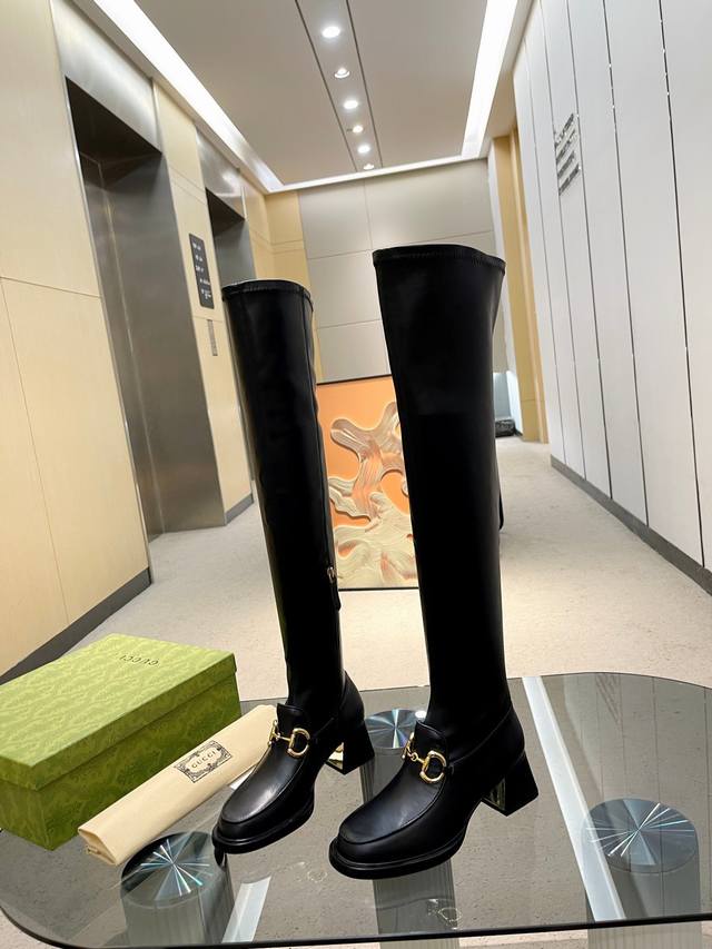 工厂价 马衔扣弹力靴古奇gg弹力牛皮短靴，靴子侧拉链设计 易穿易脱，上脚包裹性特别好！靴筒弹力牛皮非常贴脚！ 鞋面：皮鞋面+弹力牛皮 内里 垫脚：进口定制牛皮