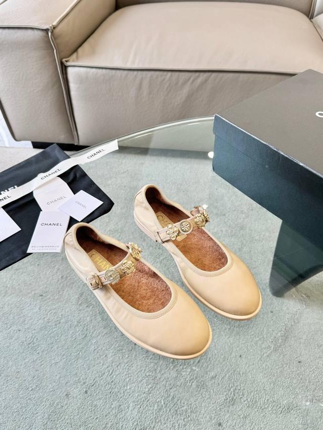 Chanel 24A手工坊玛丽珍单鞋 小香最近爆款系列 金币设计还是蛮复古 Vintage的，和toga Pulla放在一起毫无违和感 鞋型很秀气 上脚超好看