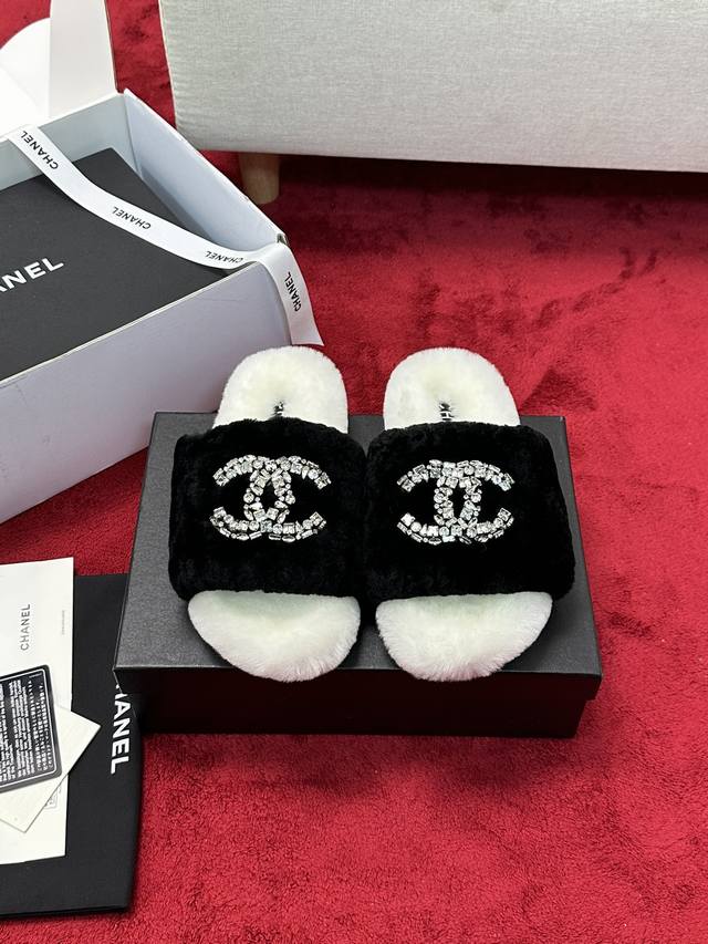 厂价 顶级版本 Chanel香奈儿毛毛拖chanel 早秋水钻毛拖系列。独家开模大底 C#Logo 休闲搭百搭又时髦，定制加厚羊毛 纯手缝工线, 更牢固. 节细