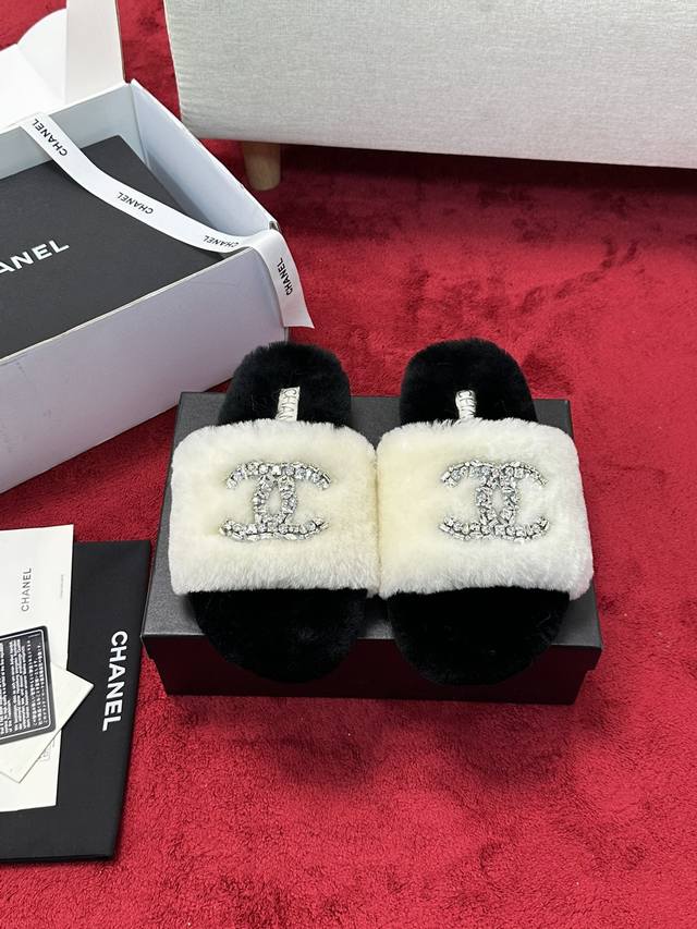 厂价 顶级版本 Chanel香奈儿毛毛拖chanel 早秋水钻毛拖系列。独家开模大底 C#Logo 休闲搭百搭又时髦，定制加厚羊毛 纯手缝工线, 更牢固. 节细