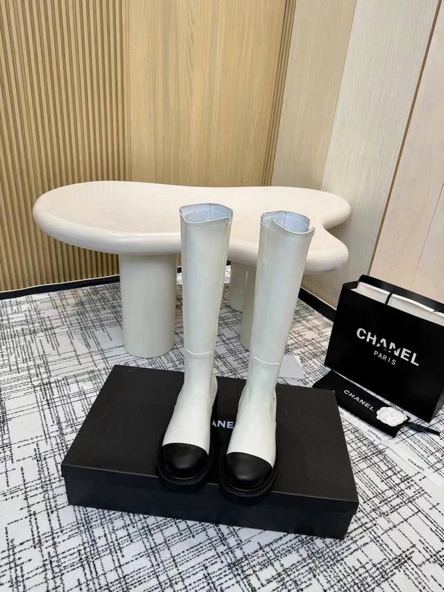 小香 本季秋冬季必备单品！！ 香奈儿秋冬重工爆款 小红书力推款，怎么搭配都好看，时髦精必备，香奈儿女士钟爱简约又难以抗拒系搭配展现与众不同的穿搭风格、自由混搭闪