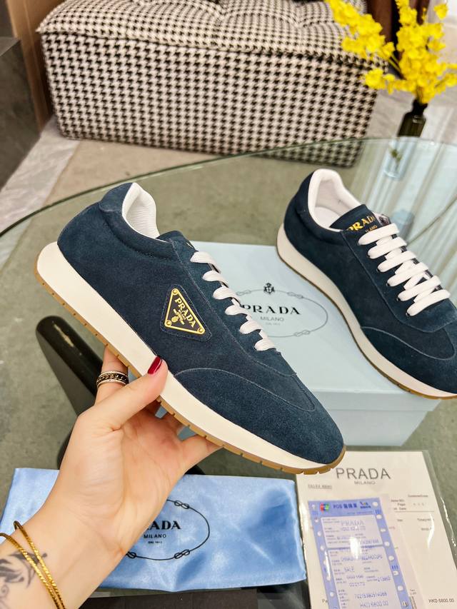高版本 新款PRADA 普拉达 高帮专柜同步上市， 新款男鞋、面料精选原版环保皮料，牛反绒。头层进口丝绸内里。原版牛里垫脚！原版开模防滑PU大底，精美线条、简约