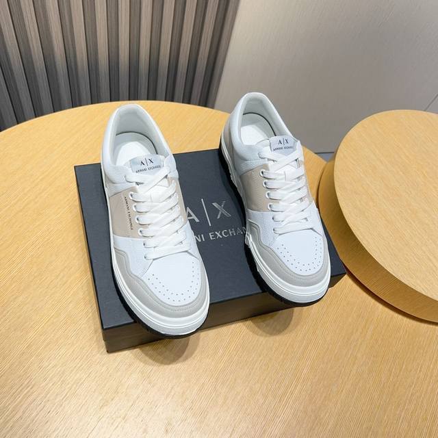 工厂 Armani 阿玛尼新款时尚休闲鞋精心打造国际品牌 此款休闲鞋集优质面料与精湛工艺于一身，鞋面选用头层牛皮制成！透气网布内里羊皮垫脚。上脚效果帅气有型，轻