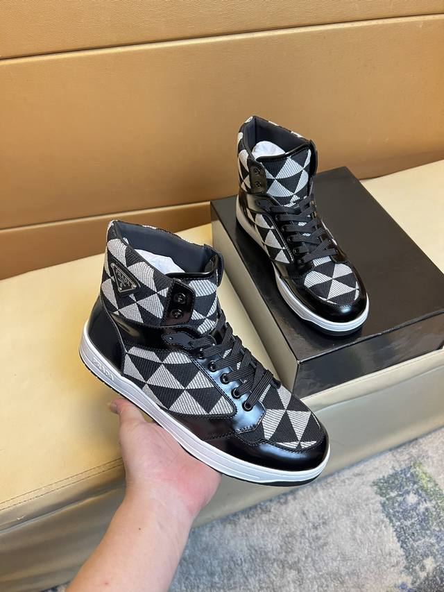 普拉达Prada 主推爆款，前卫百搭时尚男鞋私版开模，进口原版皮1：1复刻..时尚干脆、原版进口牛皮垫脚；真皮牛皮垫脚，大气个性更潮更抢眼更追求档次，它将颠覆旧