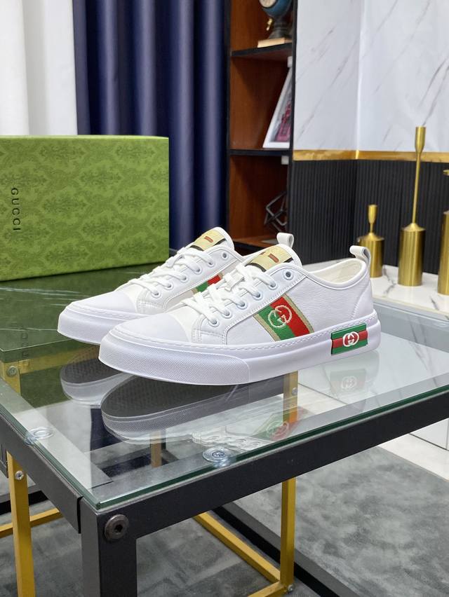 商品商标：GUCCI 古奇 休闲鞋 正码码数: 38-44。45定制 商品材料: 鞋面头层牛皮和布料拼接，进口水染内里垫脚，原版防滑橡胶大底，整体造型浑然天成，