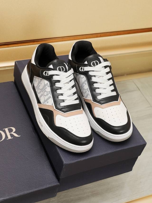 工厂 Dior 迪奥专柜同步上线 这款B27低帮休闲运动鞋是该系列新品，延续 Di*r的经典款式。鞋面选用原版Dior印花效果搭配牛皮革制作，搭配双色纹理大底，