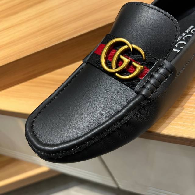 品牌古奇！英文名Gucci，官网新款巴黎时装周走秀款，惊世骇俗，古奇不一样的感觉，自然不失高雅，[爱情] 鞋面采用头层进口意大利荔枝牛皮，头层羊皮内里，穿着透气