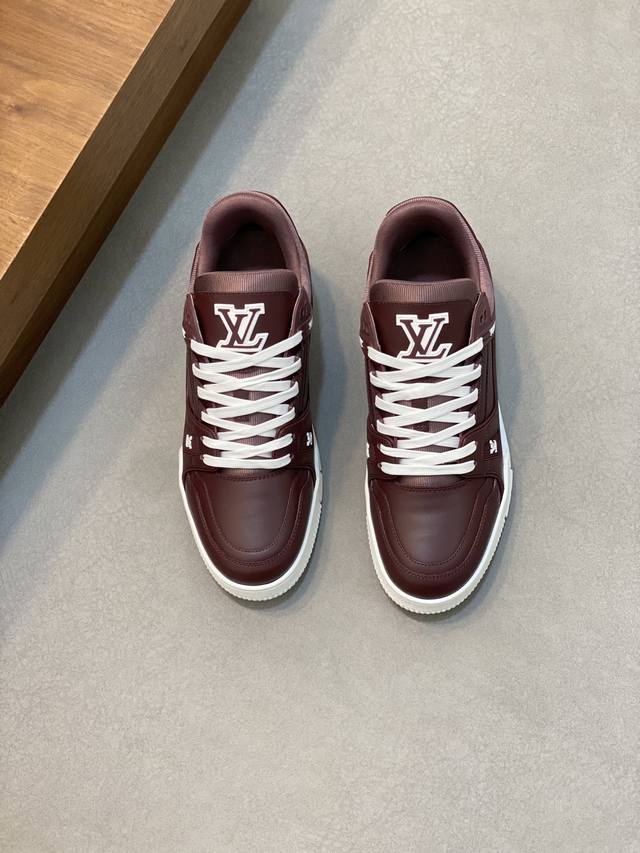 L 奢品Trainer男士休闲运动鞋 ，运动鞋记录设计师 Virgil Abloh 由复古篮球鞋激发的经典创意，此次拼接光滑牛皮革和 Monogram 压纹粒面