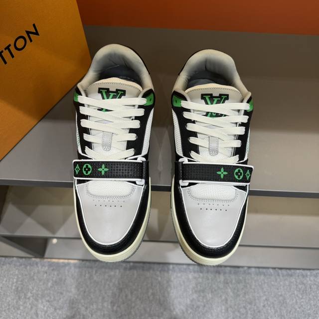 码数38-45L 奢品魔术贴Trainer男士运动鞋 ，运动鞋记录设计师 Virgil Abloh 由复古篮球鞋激发的经典创意，此次拼接光滑牛皮革和 Monog