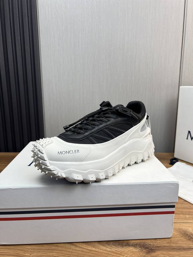 工厂价 Moncler 蒙口 全新Trailgrip GTX鞋履出货 Moncler 带来了自家的原创鞋款Trailgrip，依然是户外机能造型。这款鞋的设计师