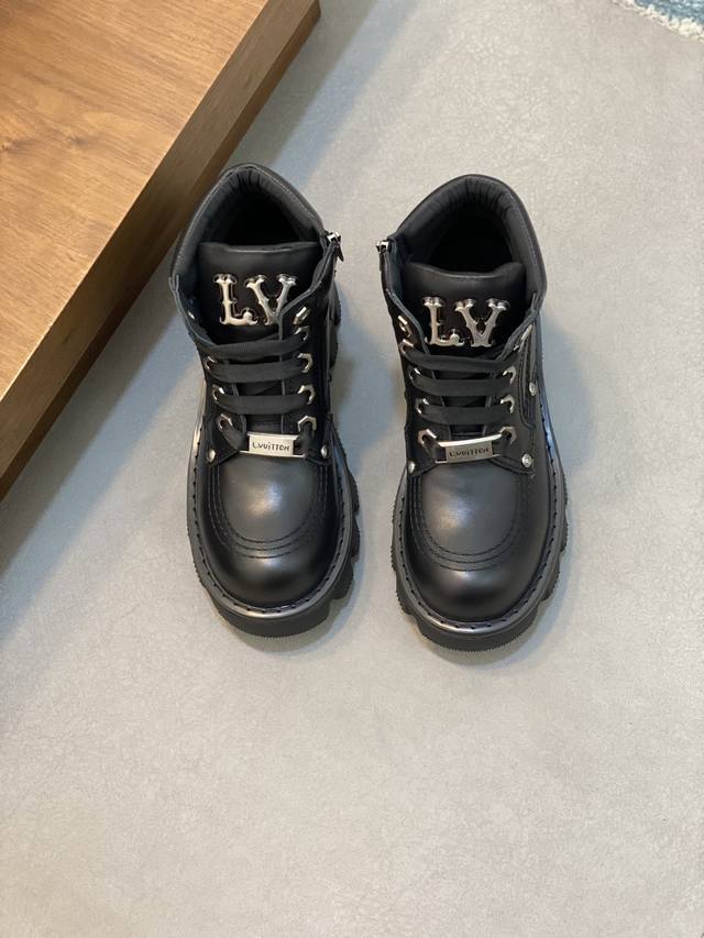Loui* Vuitto* x Timberlan* 添柏岚 联名款 老花 大黄靴 及踝靴 短靴，LV x Timberland 及踝靴取材 Monogram